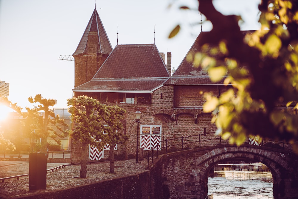 Maison en brique brune près de la rivière pendant la journée