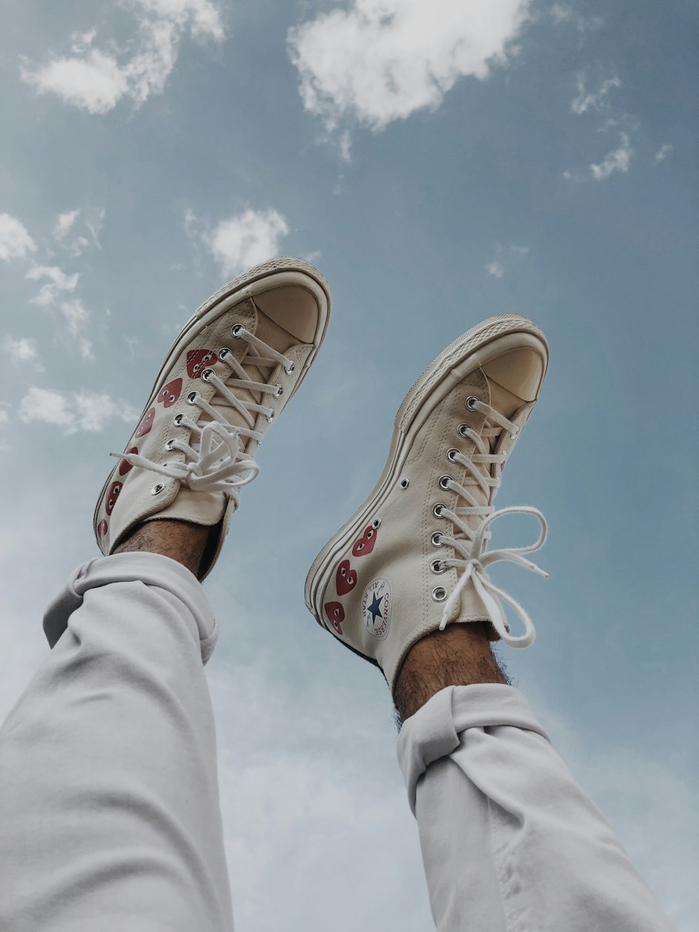 Foto Persona con zapatillas altas marrones converse all star – Imagen Cielo en Unsplash