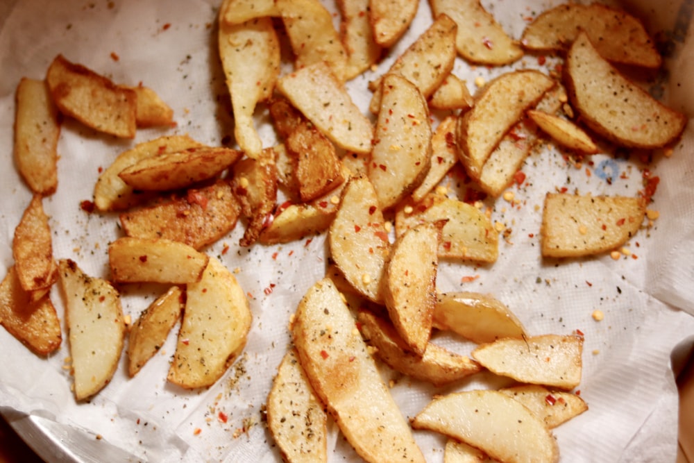 Aliments frits bruns sur une assiette en céramique blanche