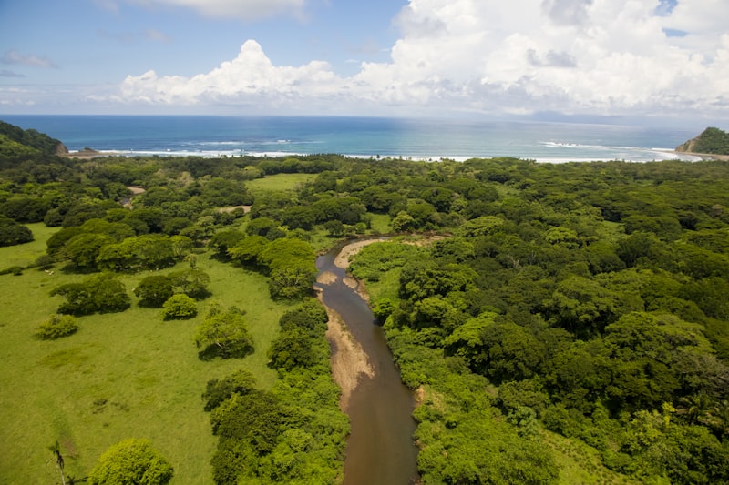 Vista aérea de la costa del Pacífico en Costa Rica