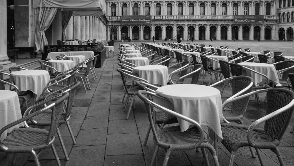 cadeiras e mesas brancas em um restaurante