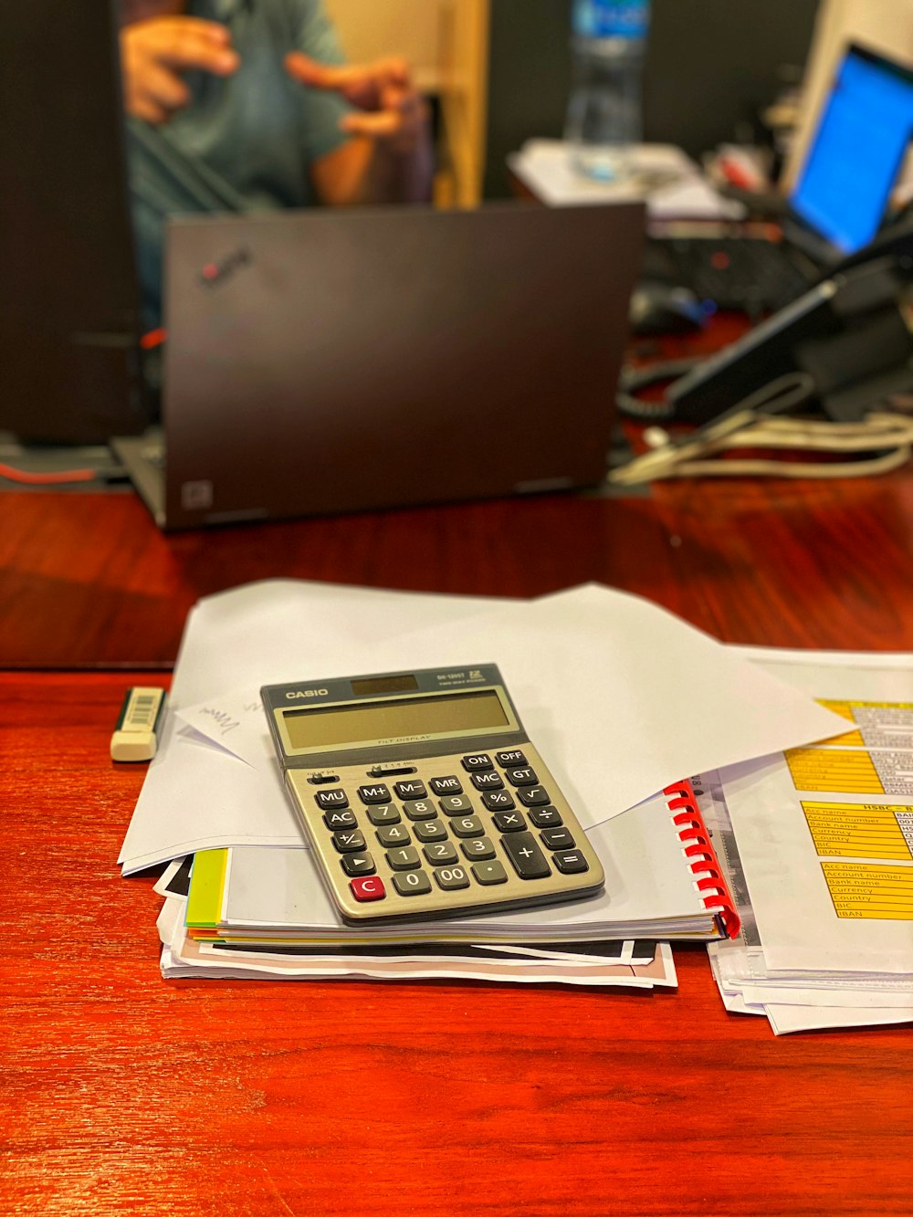 Calculatrice argentée et noire sur papier d’imprimante blanc