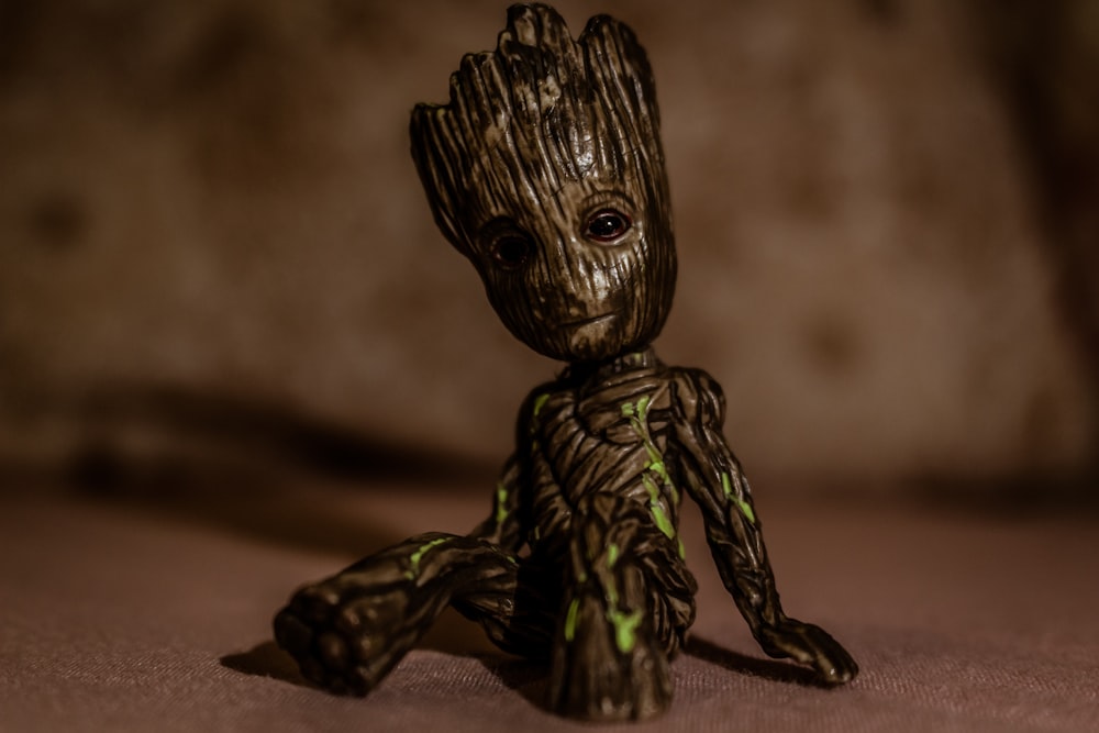 figurita de cerámica negra y verde