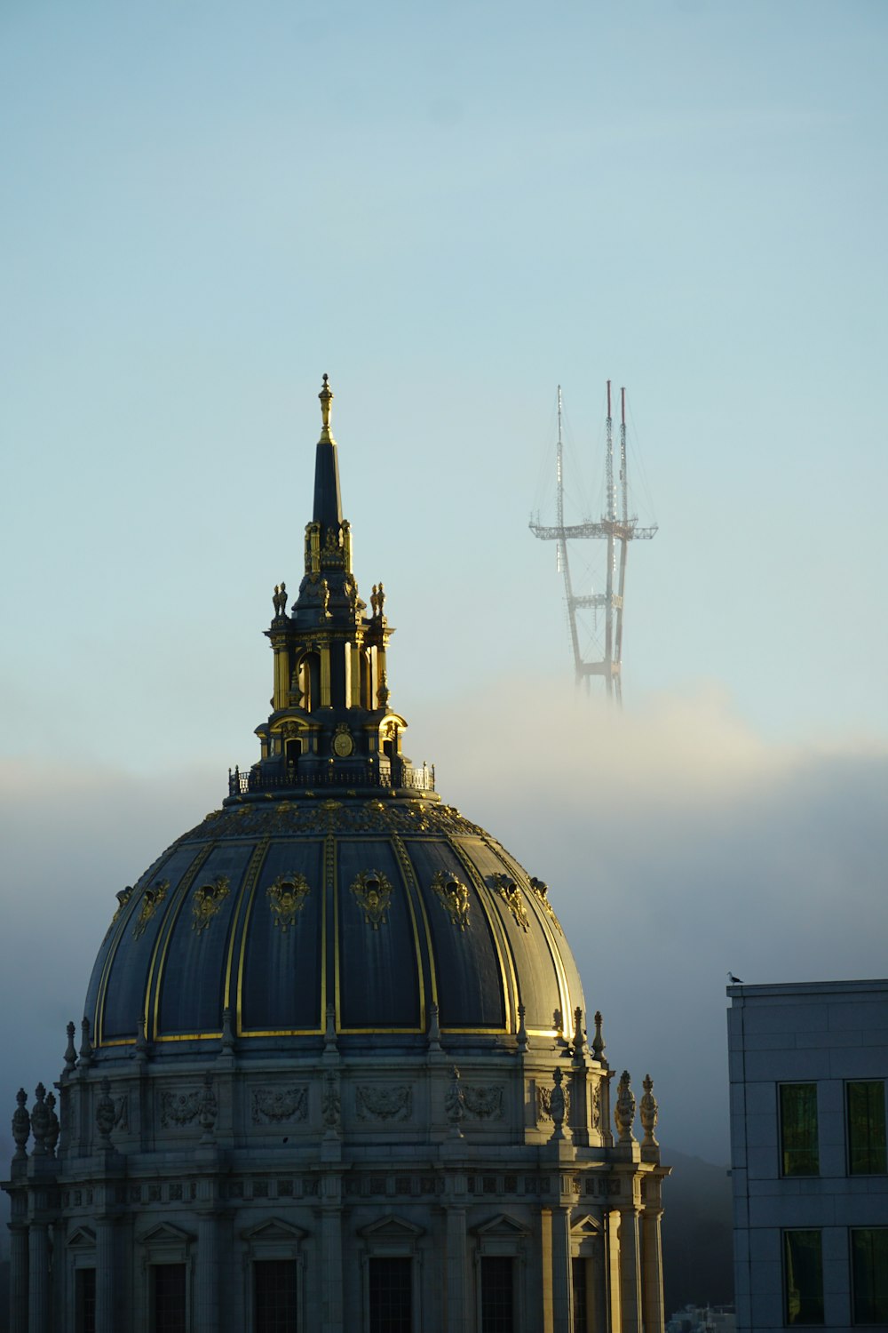 edifício de concreto preto e branco sob nuvens brancas