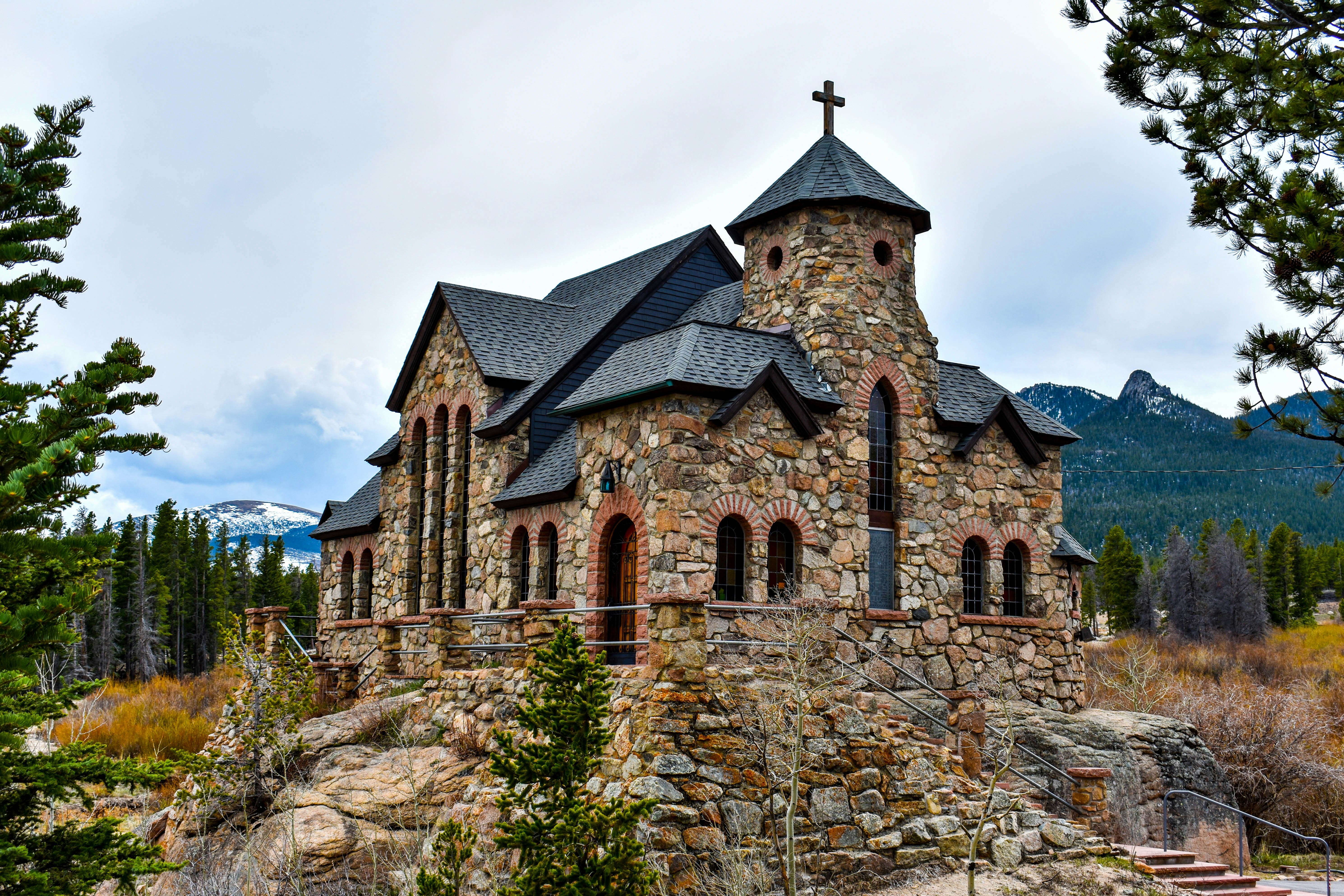 Braunes und schwarzes Betongebäude unter blauem Himmel tagsüber
