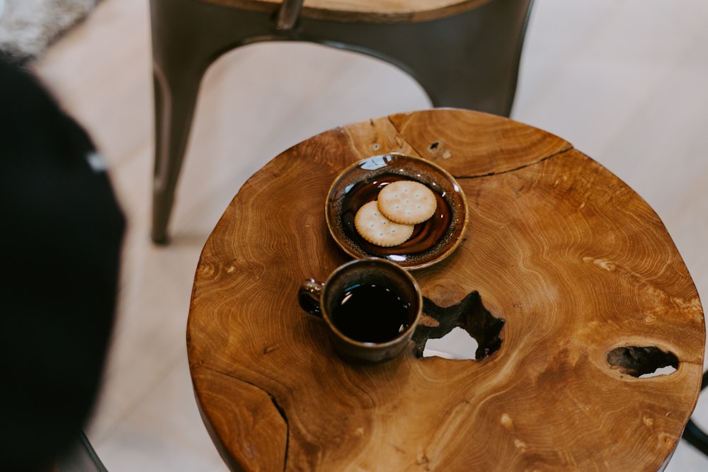 caneca de cerâmica preta na mesa de madeira marrom