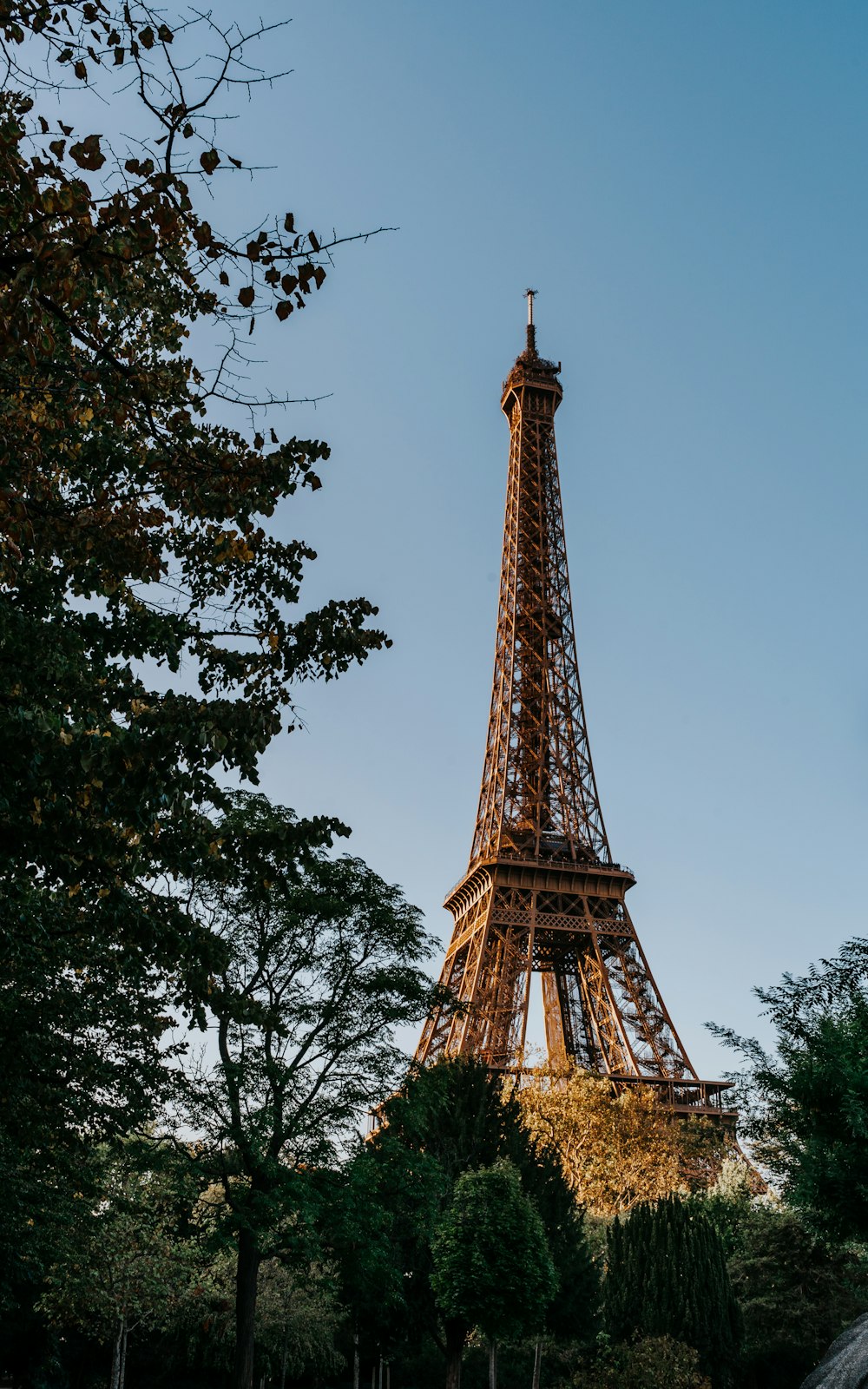 torre de eiffel sob o céu cinzento