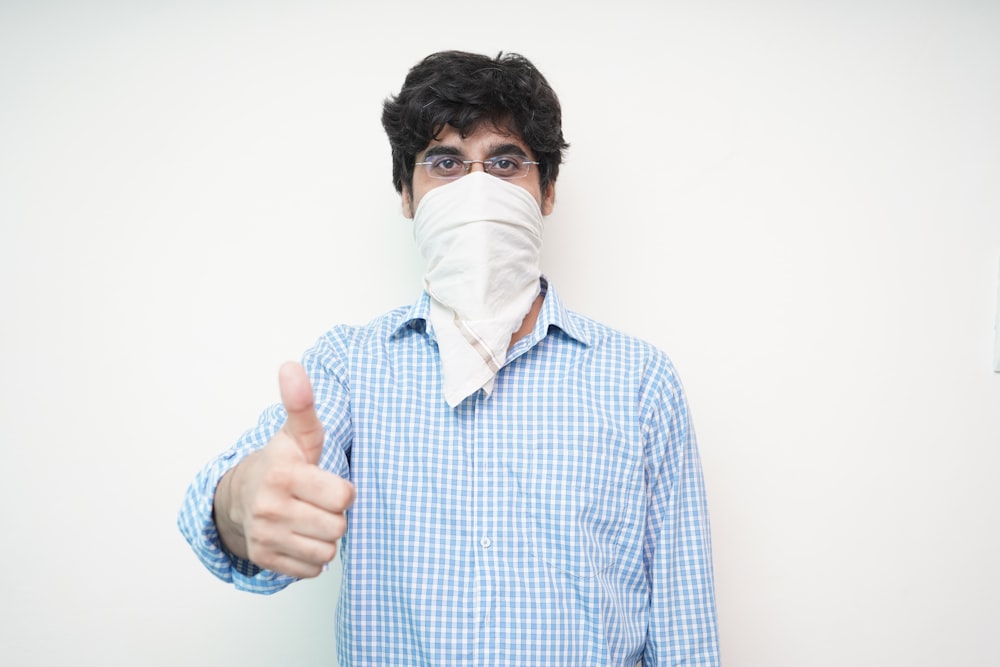 Download Person Weras White Mask To Protect From Coronavirus Photo Free Human Image On Unsplash PSD Mockup Templates