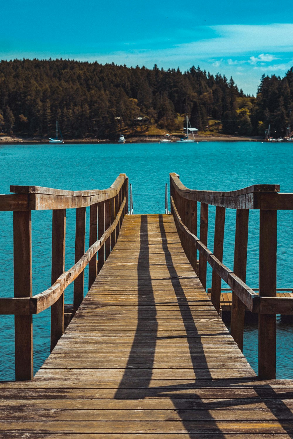 Braunes Holzdock am blauen Meer tagsüber