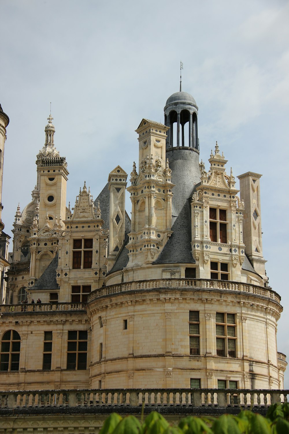 bâtiment en béton brun sous des nuages blancs pendant la journée