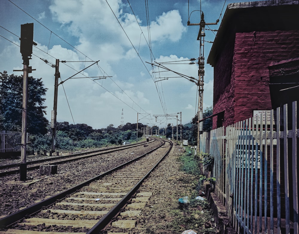 Carril de tren rojo y blanco