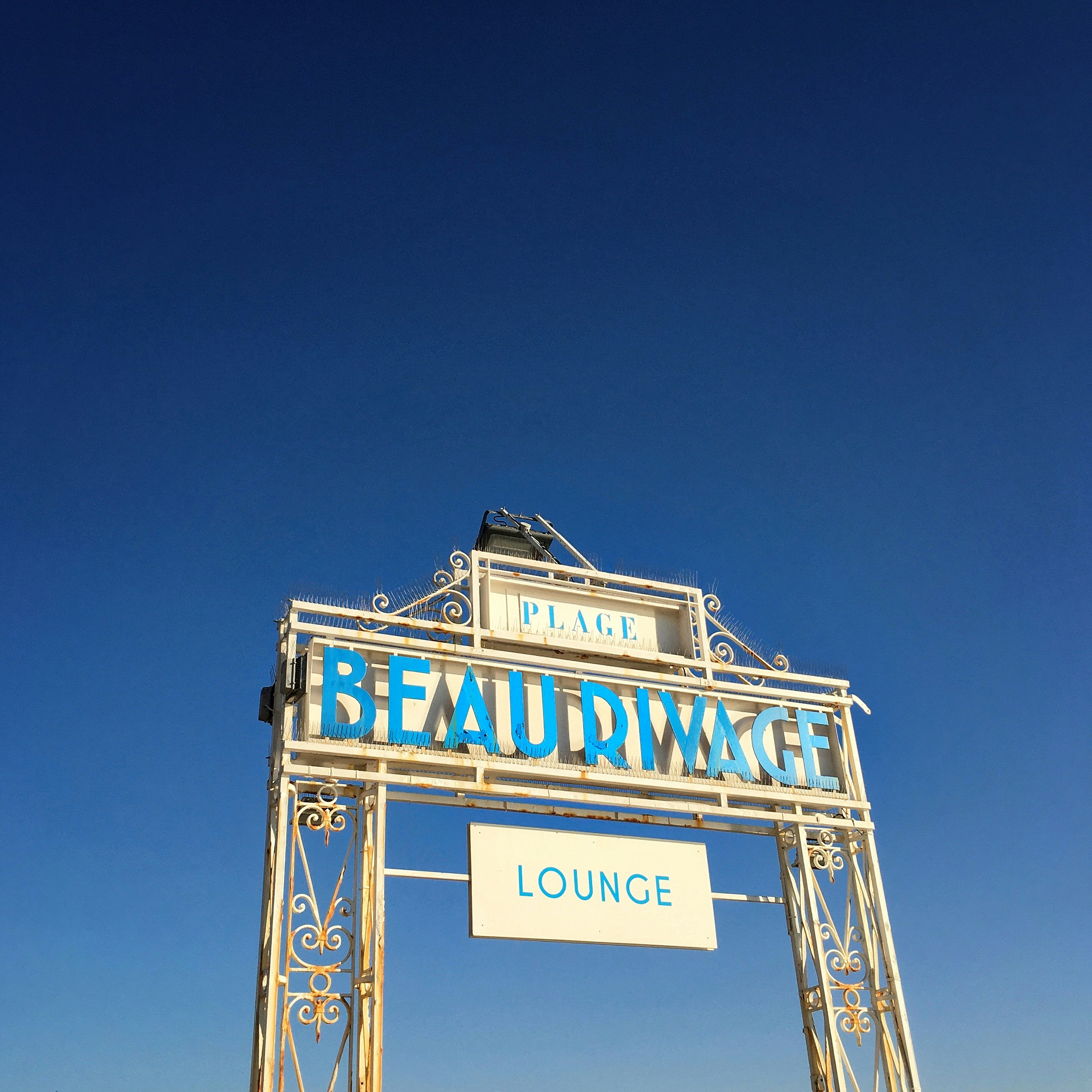 ein Schild, das sich am Straßenrand befindet