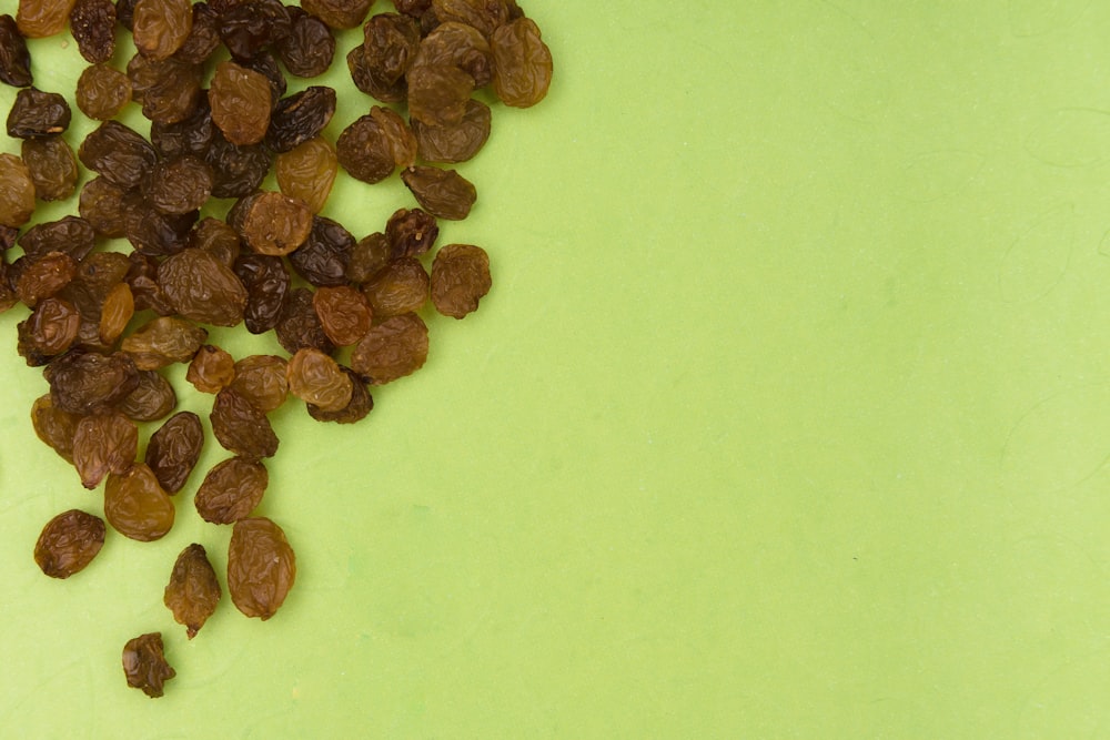 grãos de café marrons na mesa branca