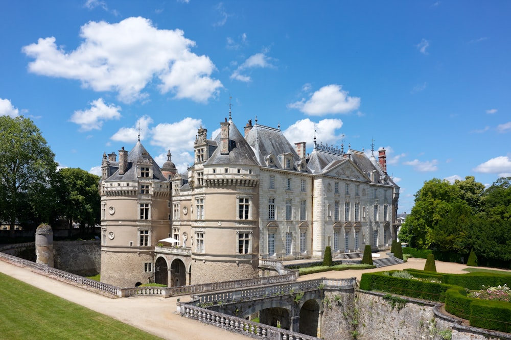 Bâtiment en béton gris sous le ciel bleu pendant la journée