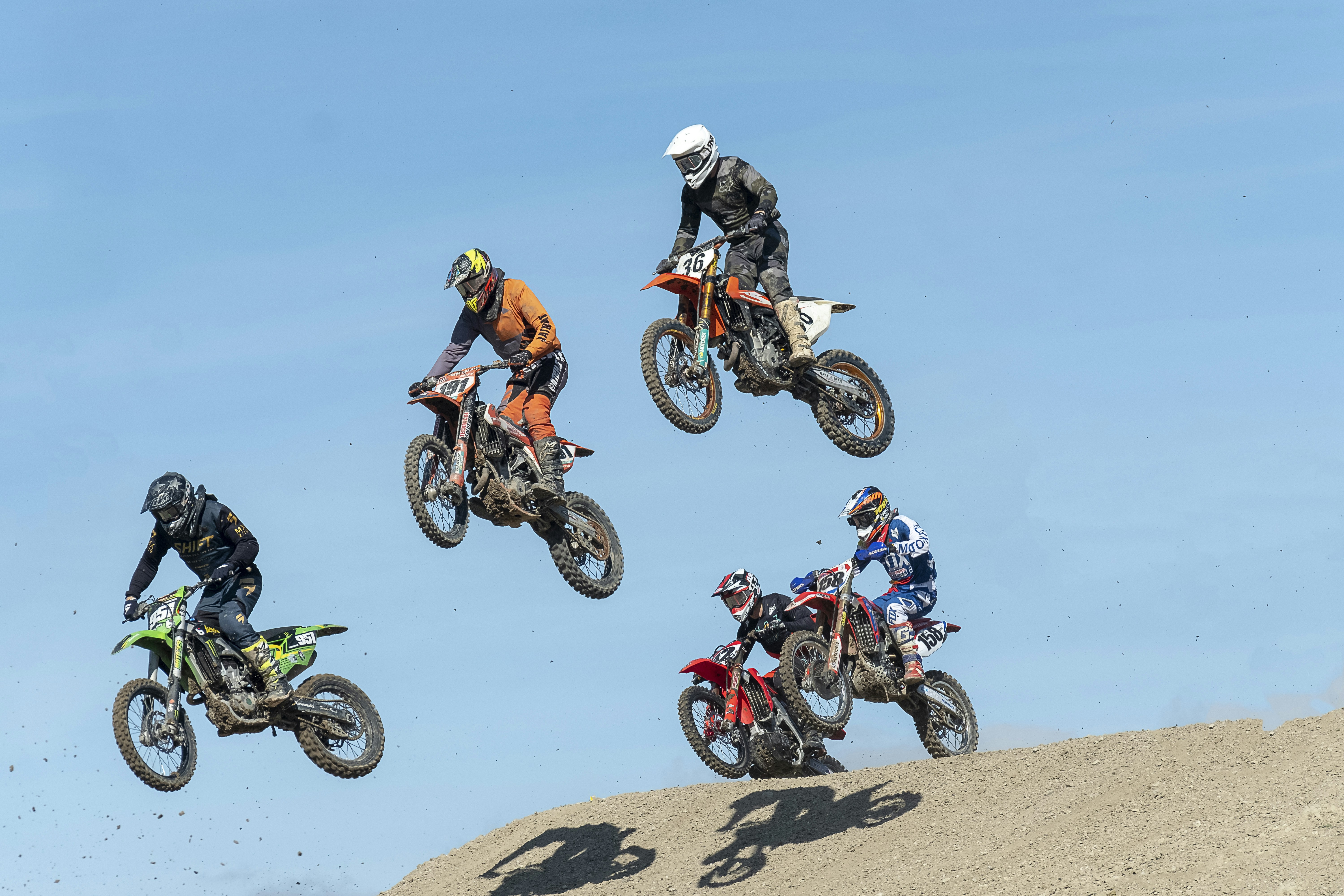 モトクロス ダート バイクに乗ってオレンジと黒のモトクロス スーツを着た男の写真 Unsplashで見つけるイギリスの無料写真