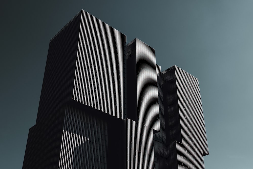 edificio in cemento nero durante il giorno