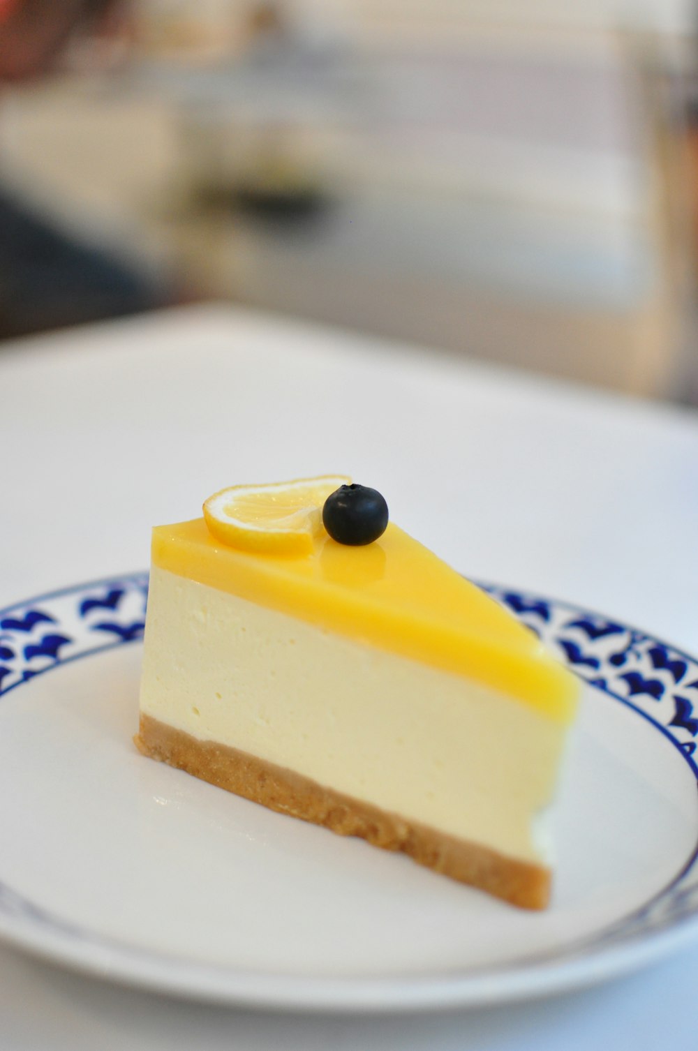 白と青の陶板に黄色いケーキ