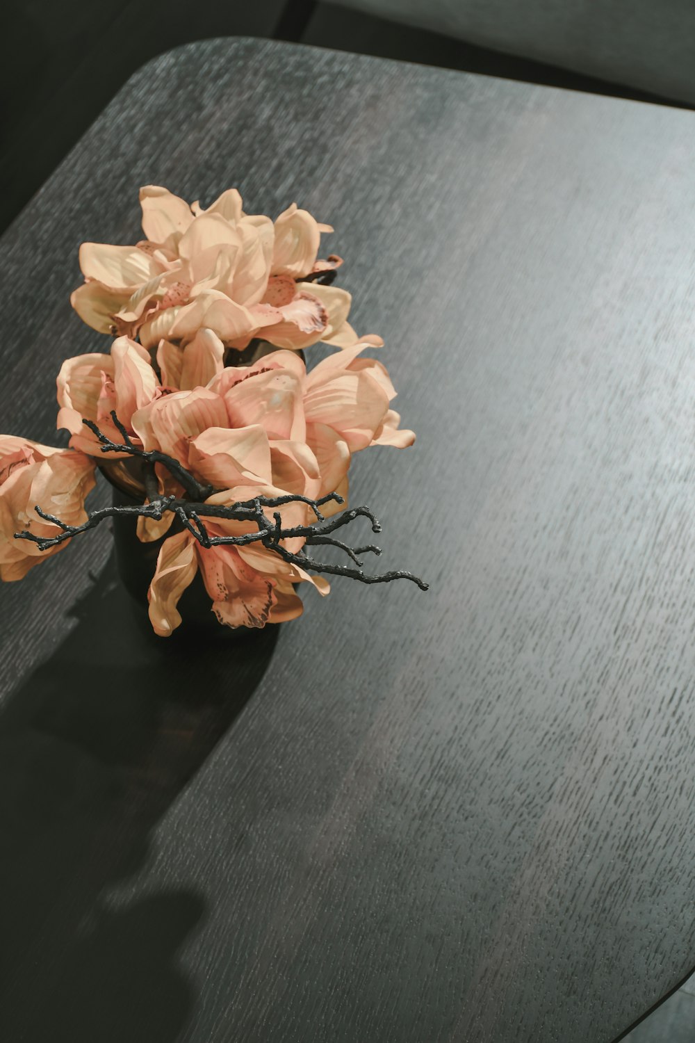 茶色の木製のテーブルに白い花