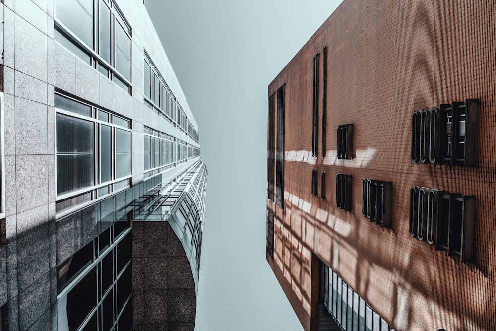 edificio in cemento marrone durante il giorno