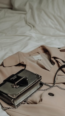 Gabardina beige elegante en perchero minimalista, selección de moda internacional Aura Boutique