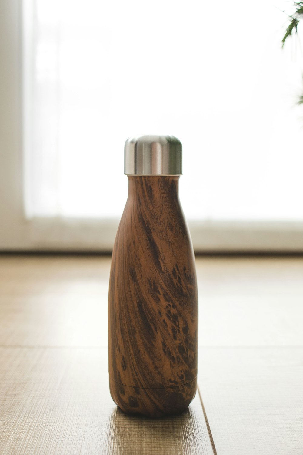 bouteille en bois marron sur table blanche