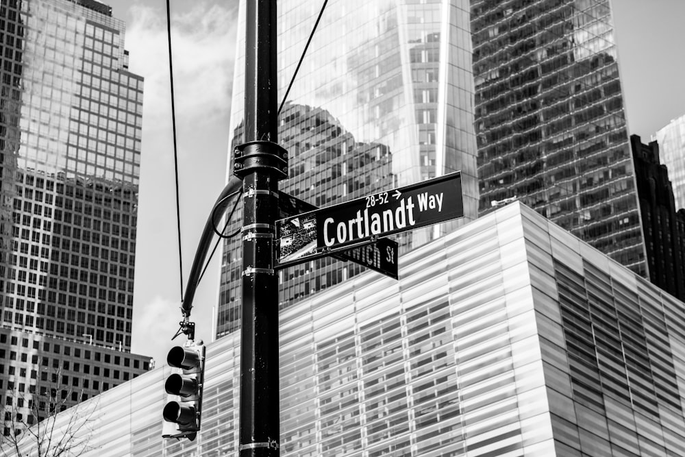 뉴욕시 거리 표지판의 그레이스케일 사진