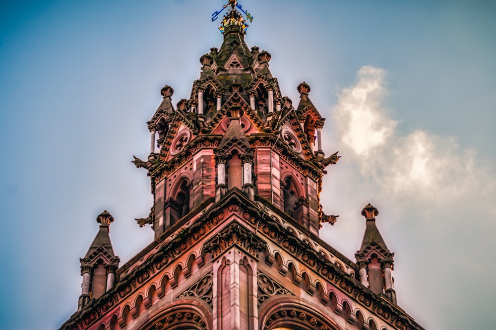 Edificio de hormigón marrón y negro bajo cielo azul