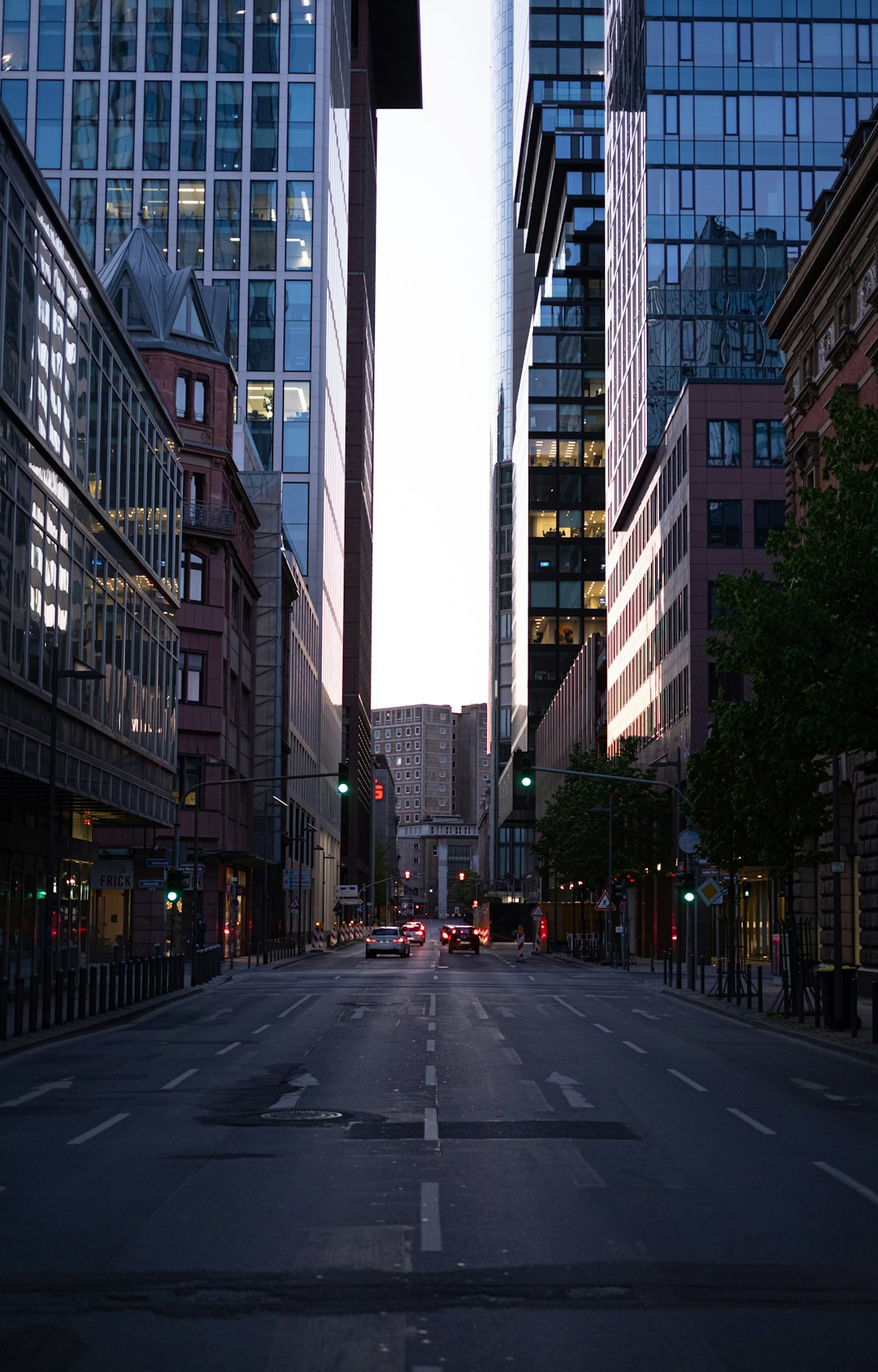 photo of Frankfurt am Main Landmark near Main Tower