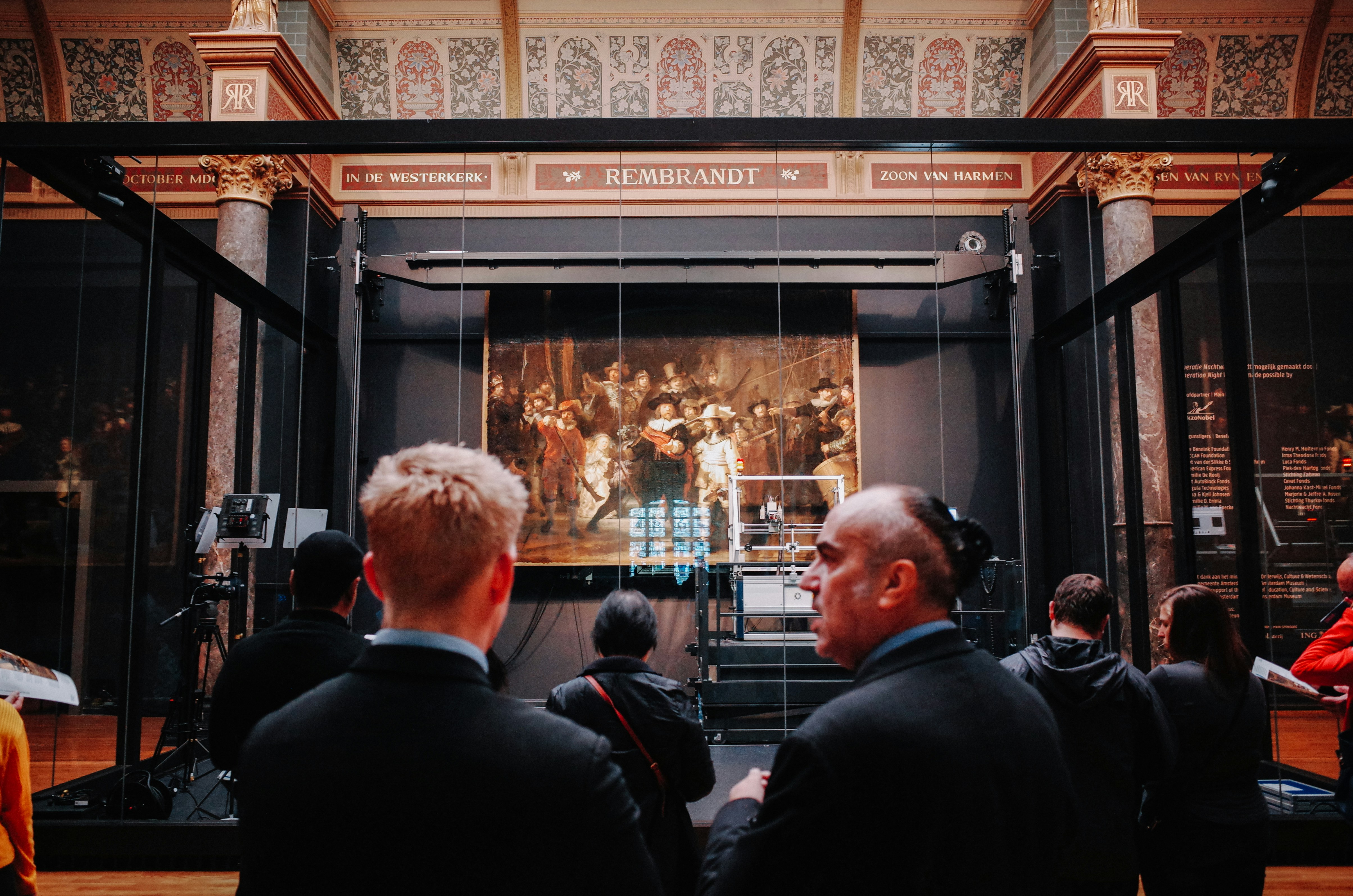 Personen, die tagsüber vor dem Geschäft stehen