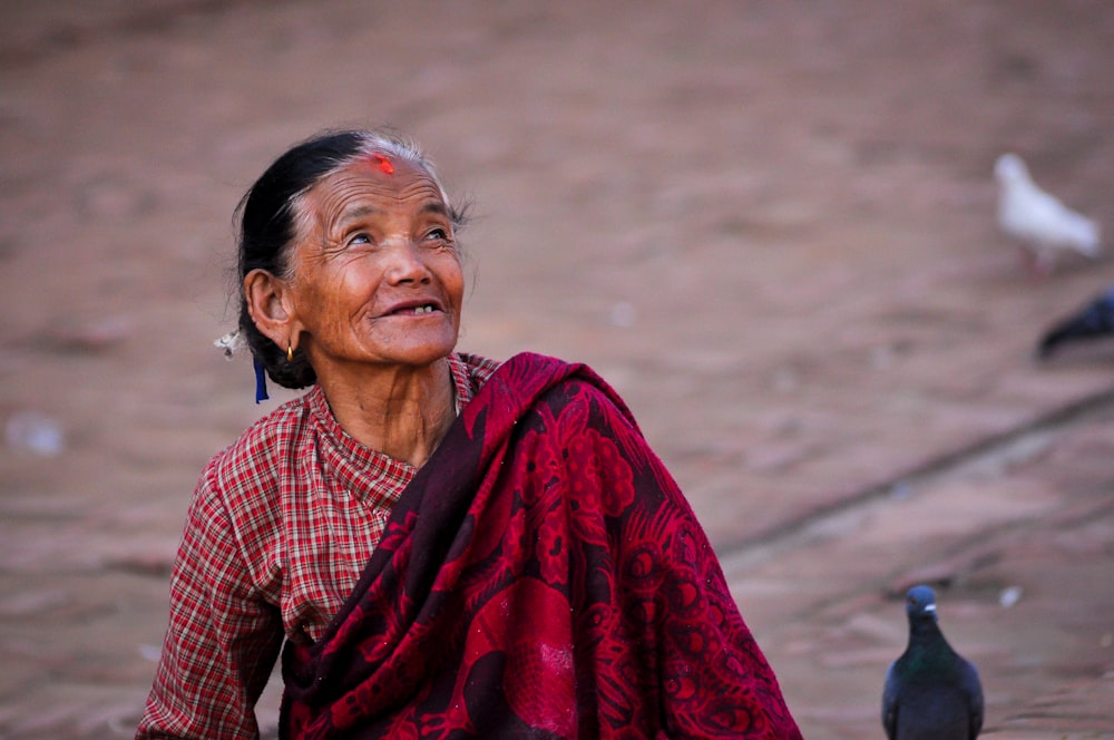 Mujer sonriente con bufanda roja