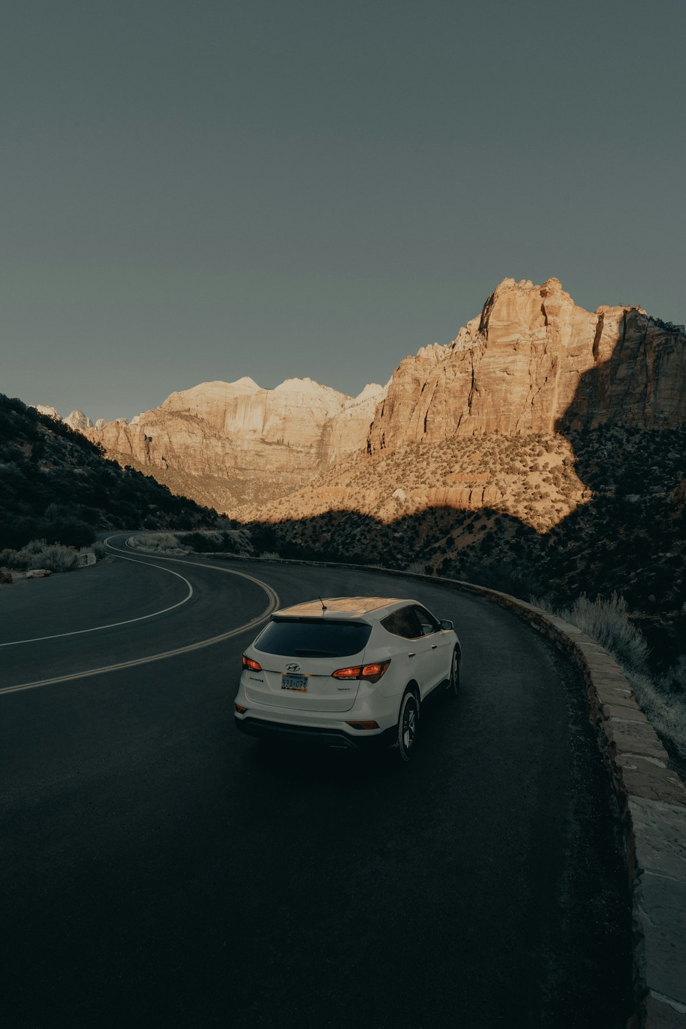 Voiture blanche sur la route près de Brown Rock Mountain pendant la journée