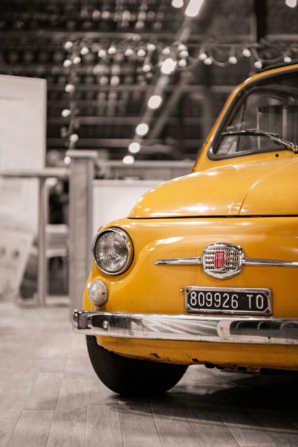 Foto zum Thema Gelbes Auto in Graustufenfotografie – Kostenloses Bild zu  Auto auf Unsplash