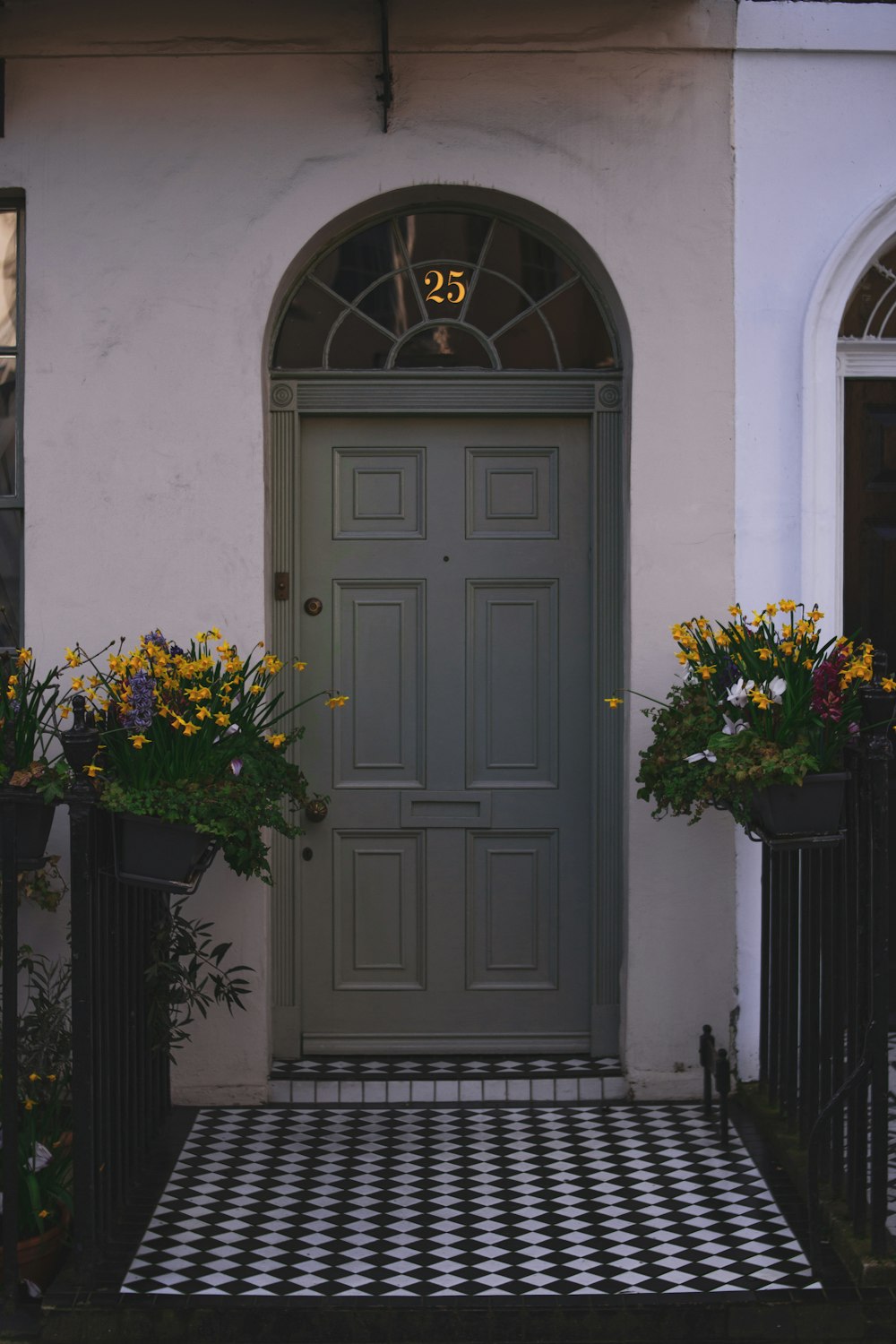 puerta de madera negra con flores amarillas