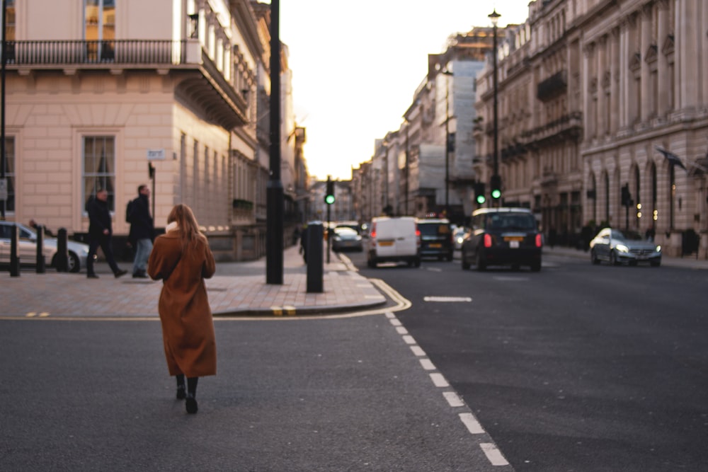 Frau im braunen Kittel geht tagsüber auf der Fußgängerzone