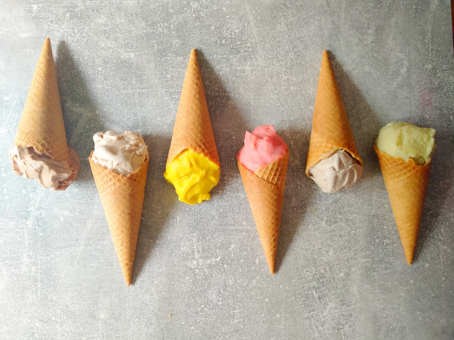 Coni di gelato alla frutta dai colori vivaci su sfondo chiaro