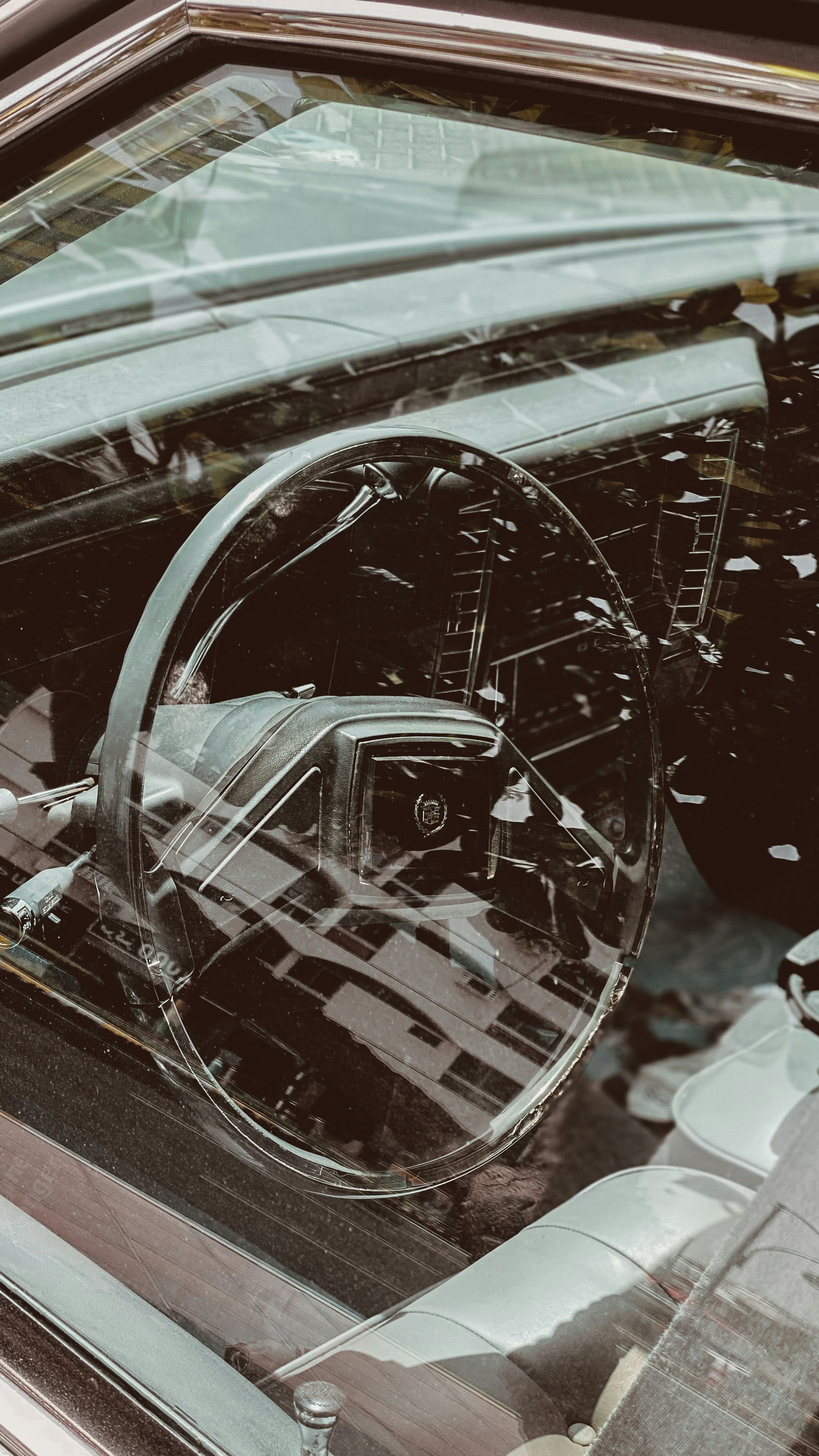 ガラスが割れた黒い車の写真 Unsplashの無料写真