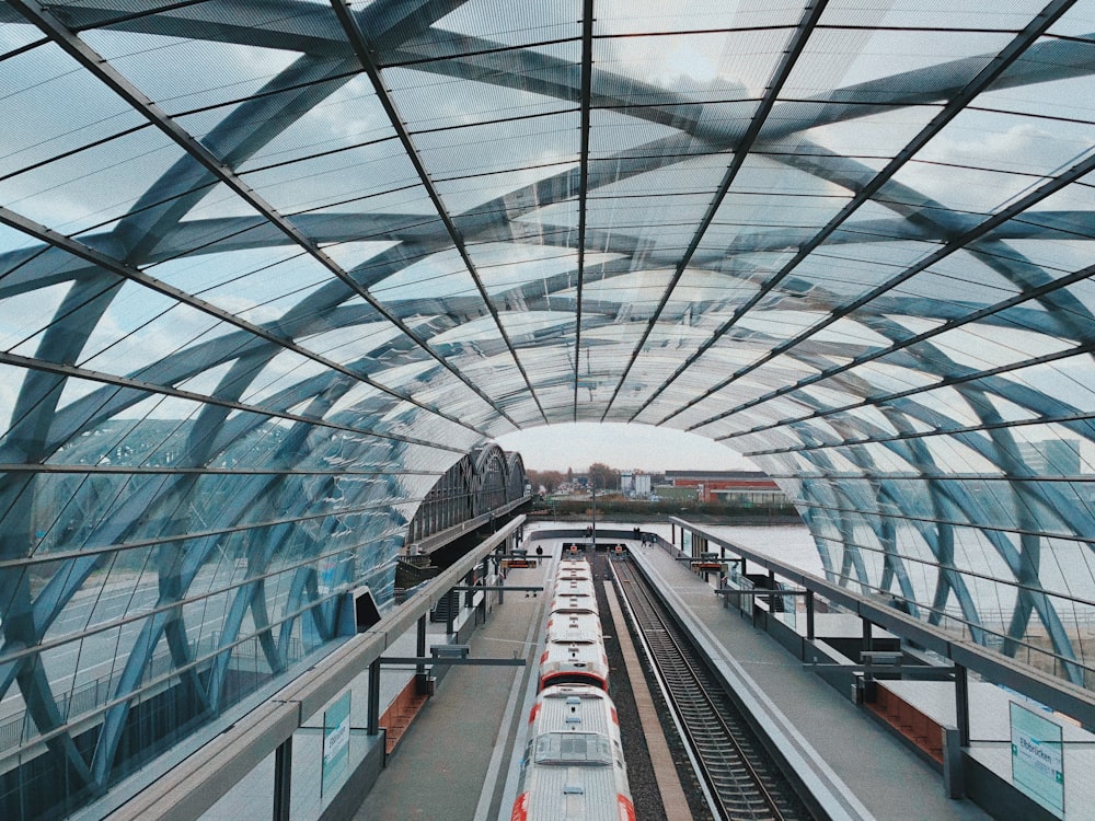 Menschen, die auf dem Bahnhof spazieren gehen