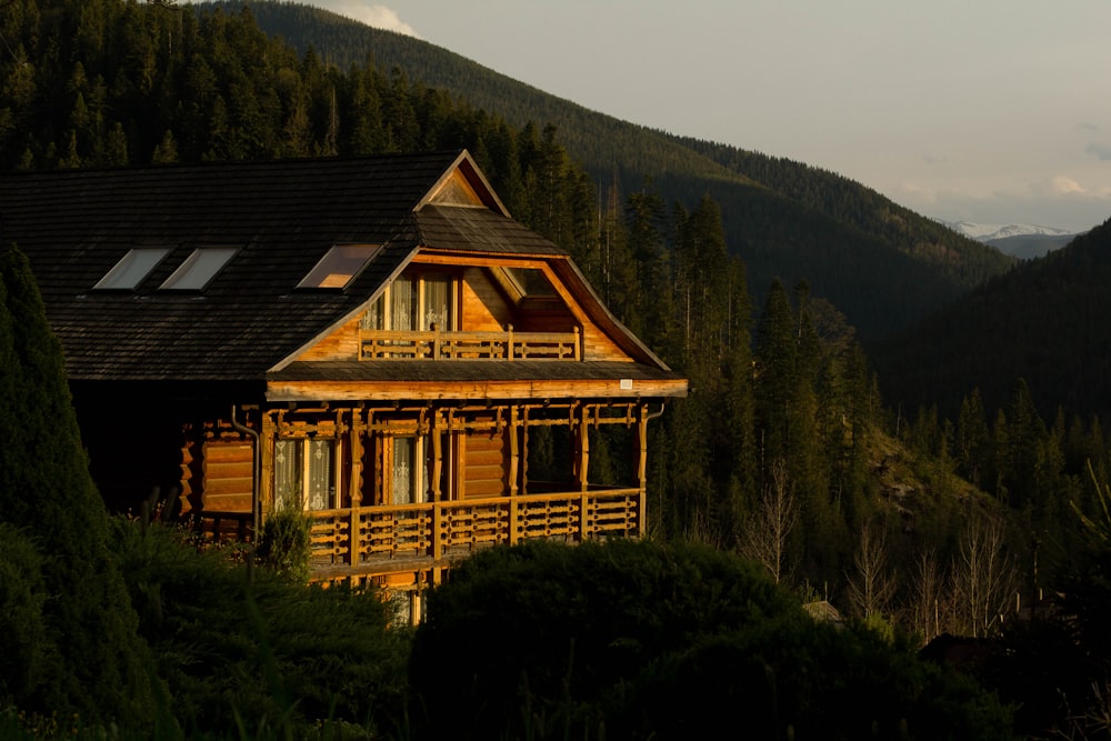 Casa de madera marrón en la cima de la montaña