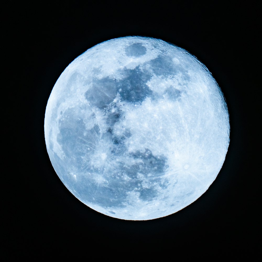 Vollmond am dunklen Nachthimmel