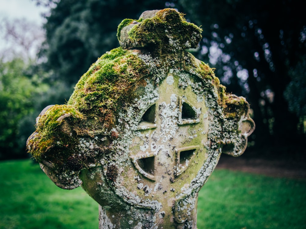 Cruz de oro con gotas de agua