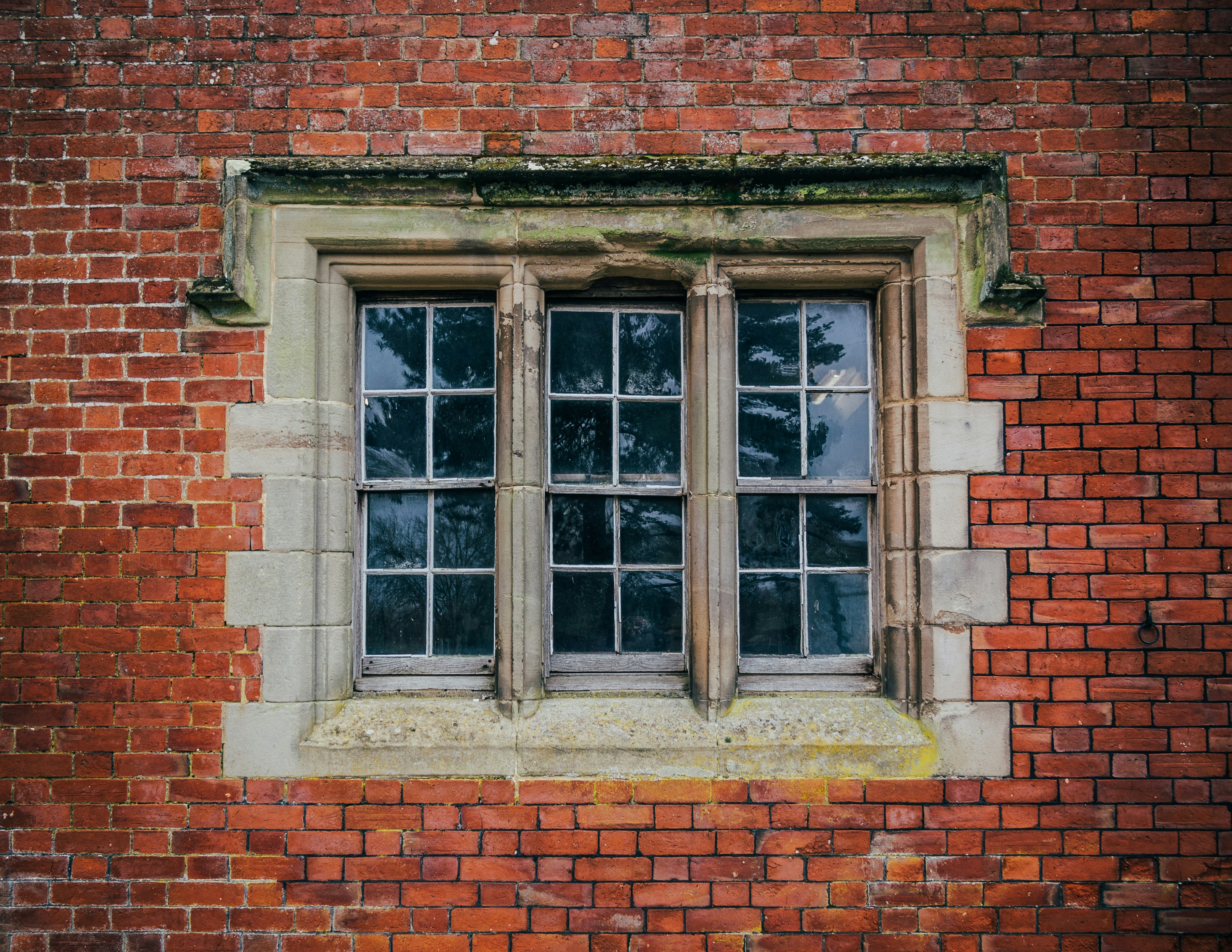 白い木製の窓と茶色のレンガの壁の写真 Unsplashで見つけるイギリスの無料写真