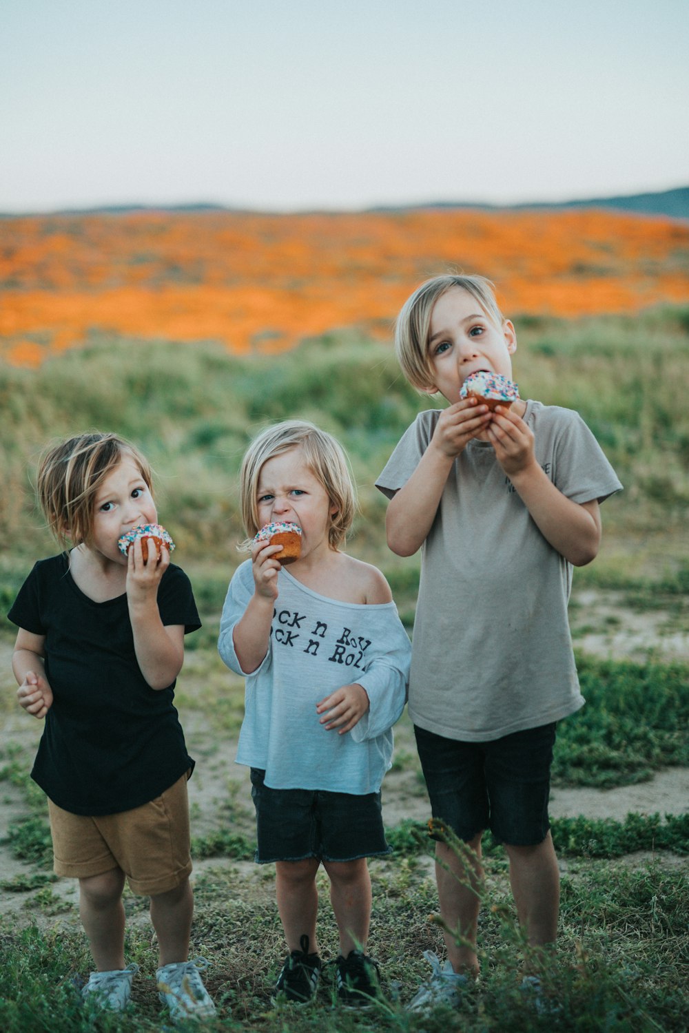 2 girls eating ice cream