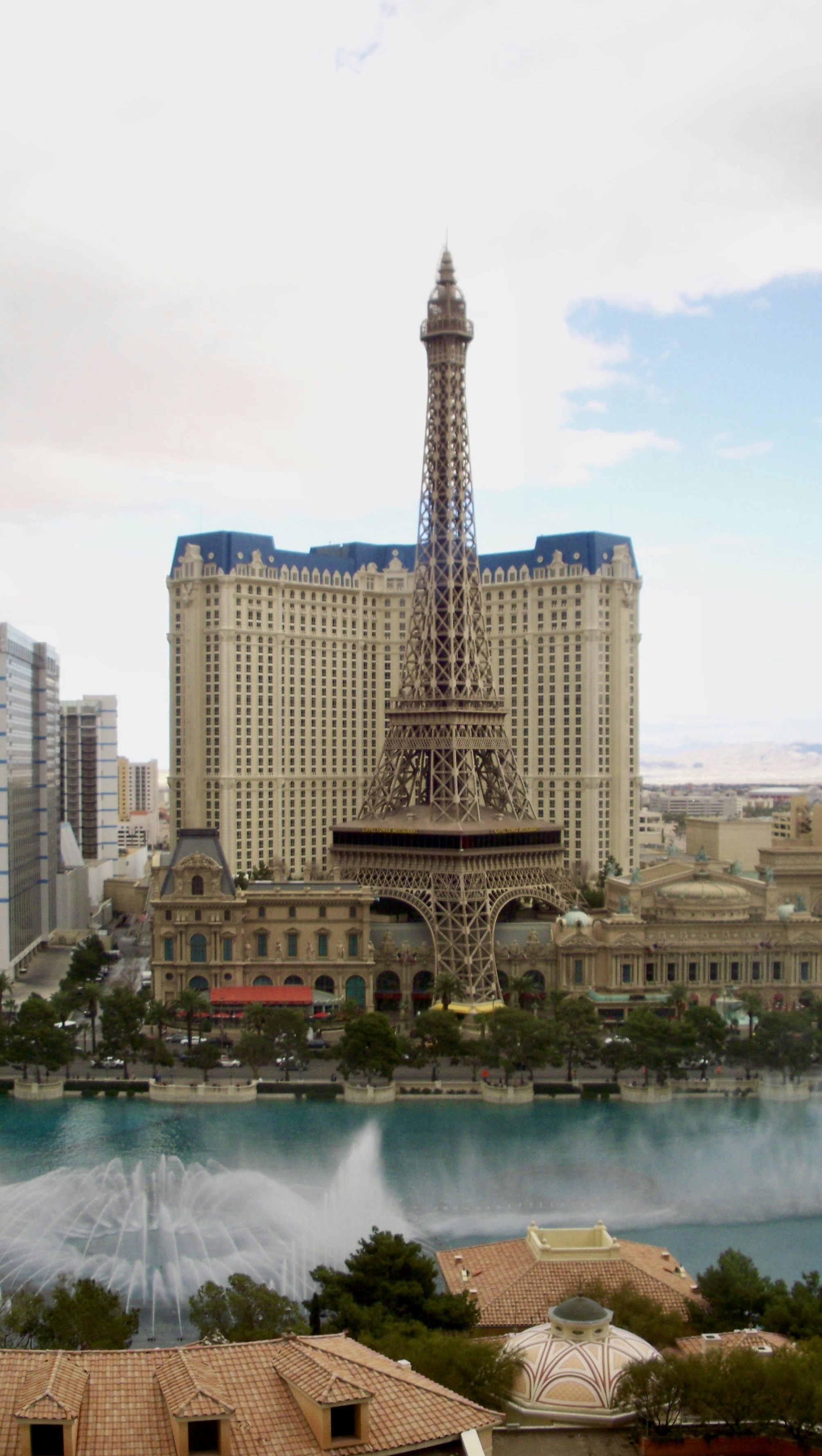 낮 동안 수역 근처의 흰색과 갈색 콘크리트 건물