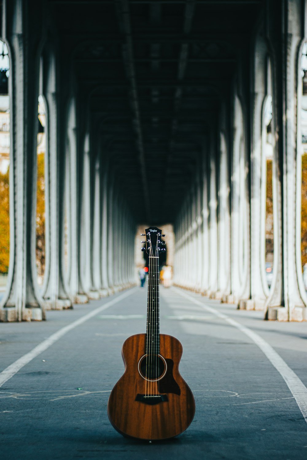 chitarra acustica marrone per strada