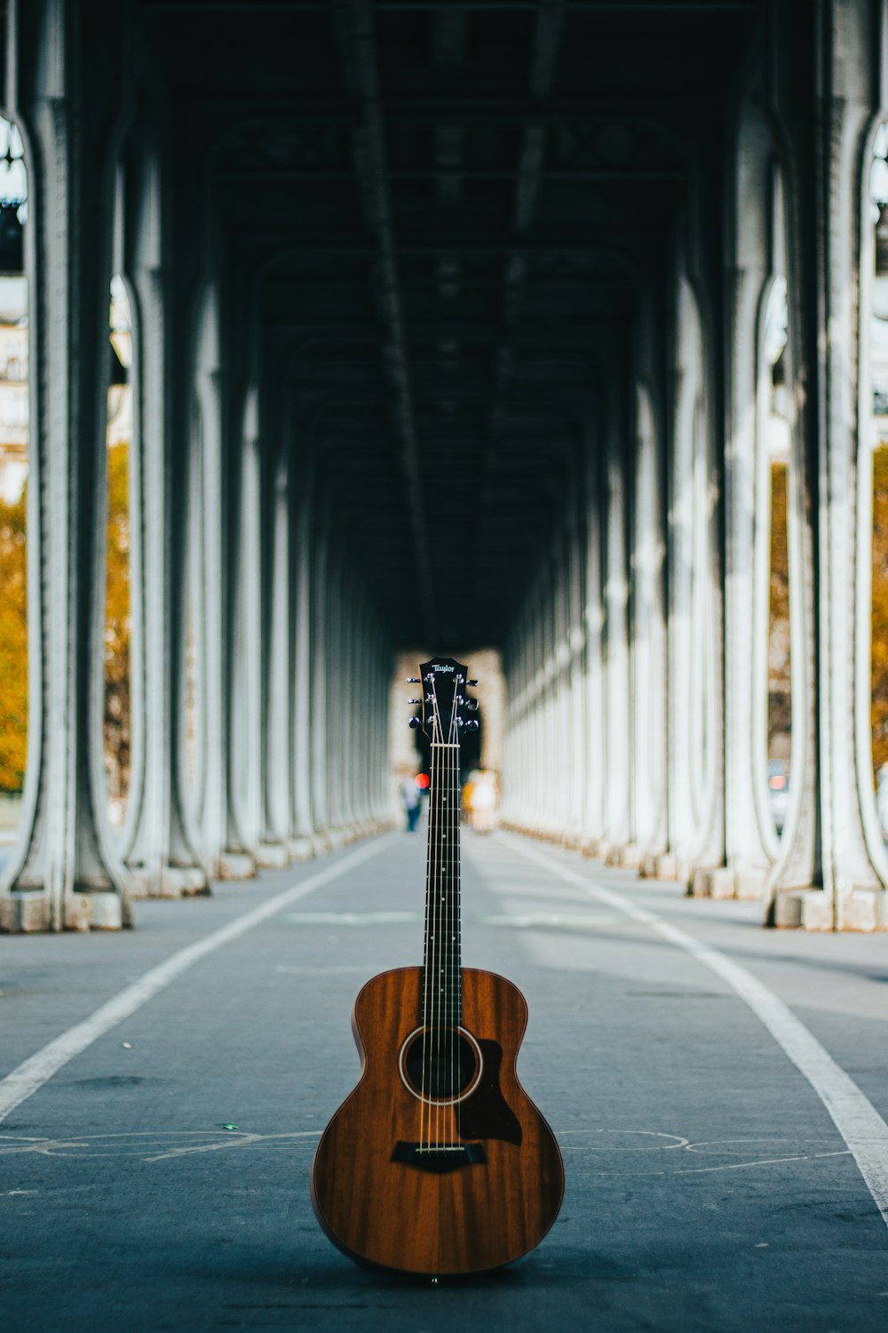Guitarra acústica marrón en la calle