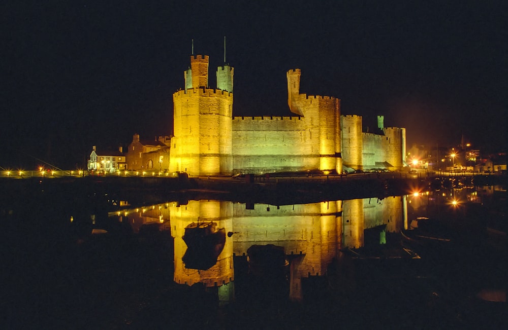 Braune Betonburg auf Wasser während der Nacht