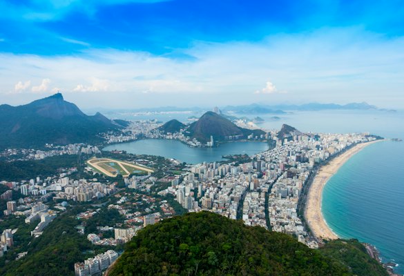 Aerial view of city buildings and green trees during daytime — Rio de Janeiro, Brazil