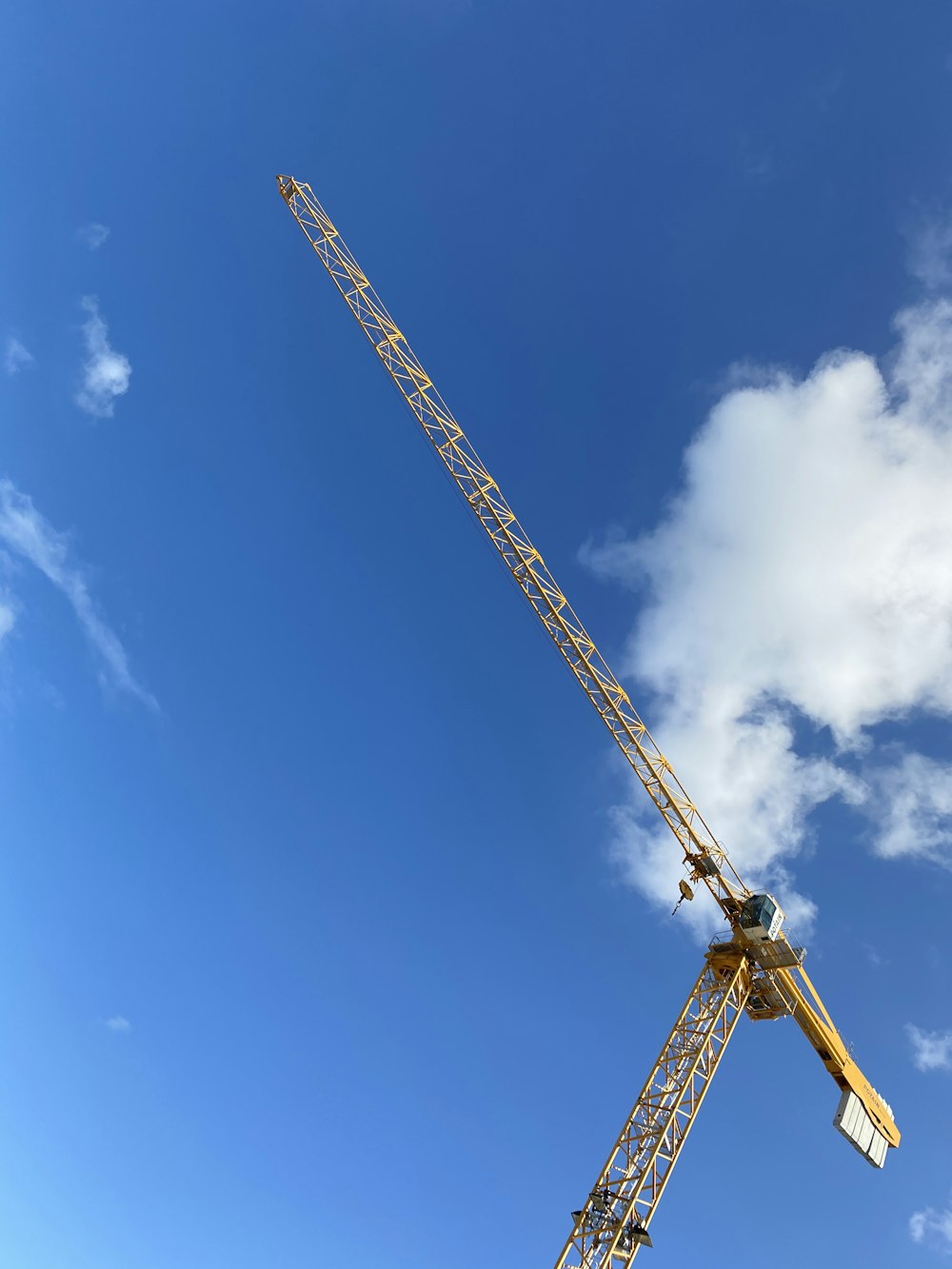 Gelber Turm unter blauem Himmel