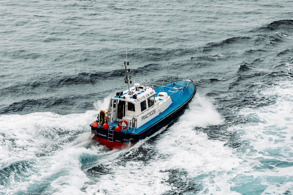 rot-weißes Boot tagsüber auf See