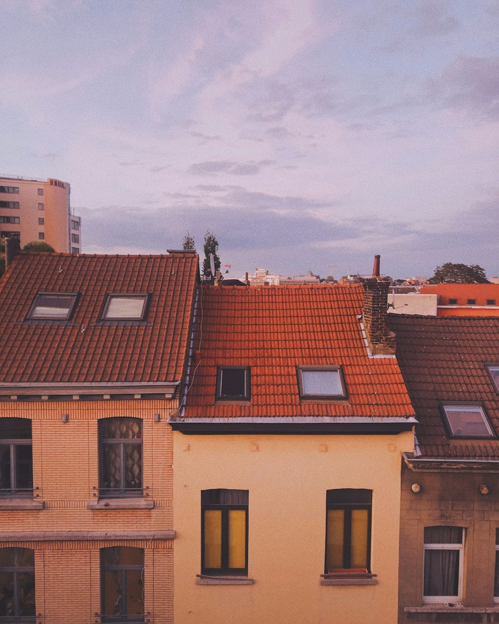 Braunes und weißes Betongebäude unter weißem Himmel tagsüber